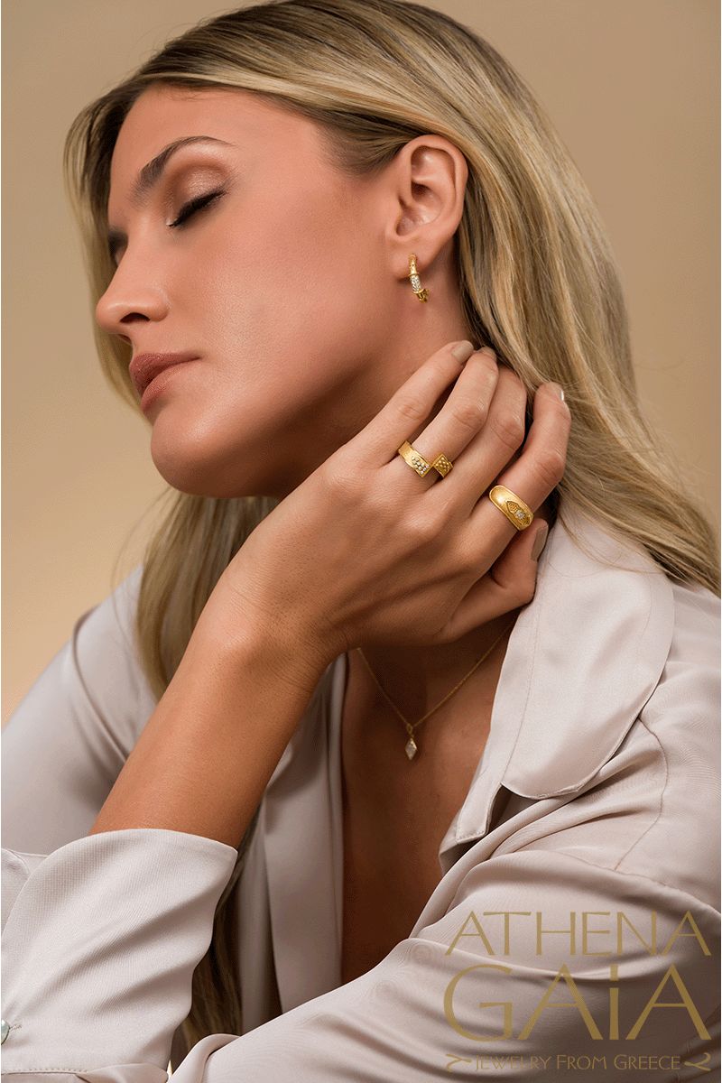 Royal Heritage Diamond Half - 18k Gold - Hoop Earrings