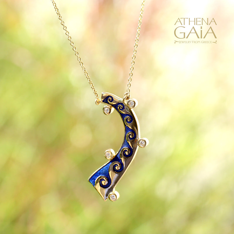 Mythical Hanging Argonaut Pendant Necklace - 18k Gold Necklace