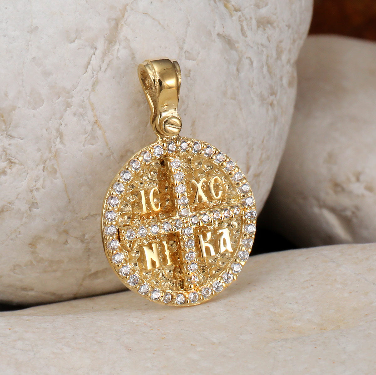 アクセサリー ikkun ICXC NIKA Full Stone Circular Konstantinata Cross - 14k Gold